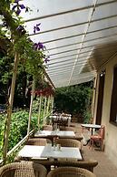 Alpenrose Hotel & Gardens