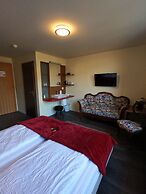 Alpenrose Hotel & Gardens