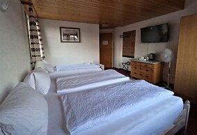 Alpenrose Hotel & Gardens