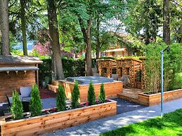 Alpenrose Hotel & Gardens