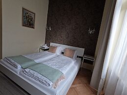 Alpenrose Hotel & Gardens