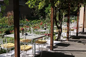 Alpenrose Hotel & Gardens