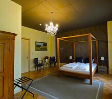 Alpenrose Hotel & Gardens