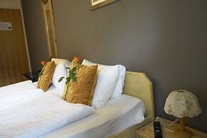 Alpenrose Hotel & Gardens