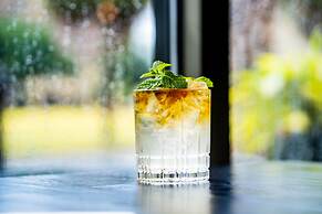 SpringHill Suites Savannah Downtown / Historic District