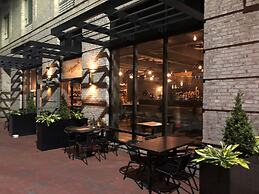 SpringHill Suites Savannah Downtown / Historic District