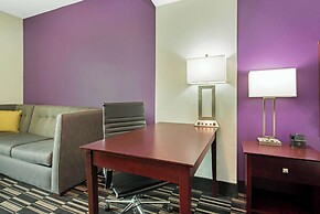 La Quinta Inn & Suites by Wyndham Bridge City