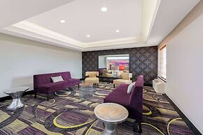 La Quinta Inn & Suites by Wyndham Bridge City