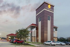 La Quinta Inn & Suites by Wyndham Bridge City
