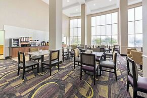 La Quinta Inn & Suites by Wyndham Bridge City