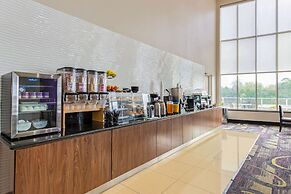 La Quinta Inn & Suites by Wyndham Bridge City