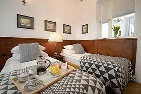 Crystal Suites Old Town