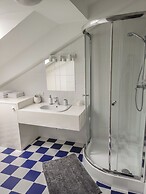 Crystal Suites Old Town