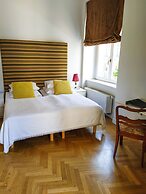 Crystal Suites Old Town