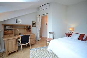 Crystal Suites Old Town