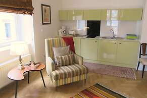 Crystal Suites Old Town