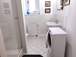 Crystal Suites Old Town