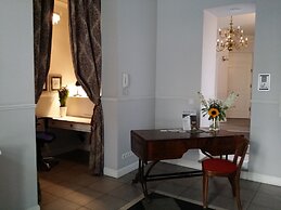 Crystal Suites Old Town