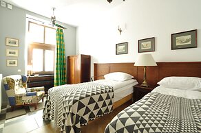 Crystal Suites Old Town