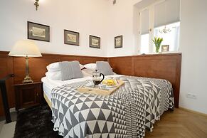 Crystal Suites Old Town