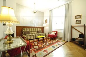 Crystal Suites Old Town