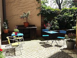 Crystal Suites Old Town