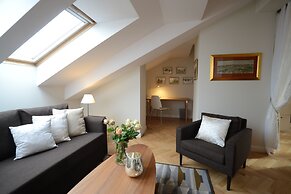 Crystal Suites Old Town