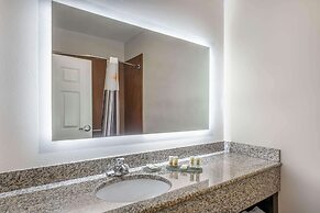 La Quinta Inn & Suites by Wyndham Stonington-Mystic Area