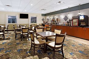 La Quinta Inn & Suites by Wyndham Stonington-Mystic Area