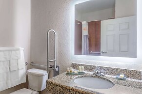 La Quinta Inn & Suites by Wyndham Stonington-Mystic Area