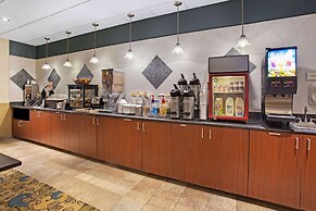 La Quinta Inn & Suites by Wyndham Stonington-Mystic Area