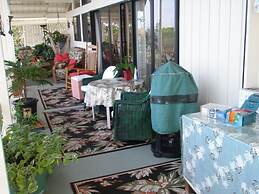 Hale-hoola B & B