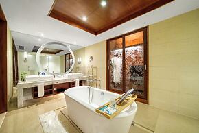 Maanshan Haiwaihai Crown Hotel