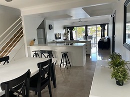 Noosa Entrance Waterfront Resort