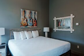 Price Pointe Inn