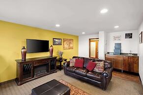 Days Inn & Suites by Wyndham Rochester Mayo Clinic South