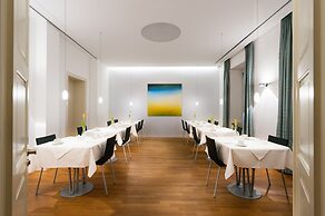 MOMA1890 Boutique Hotel