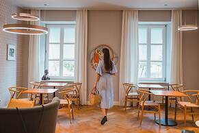 MOMA1890 Boutique Hotel