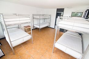 Base Airlie Beach Resort - Hostel