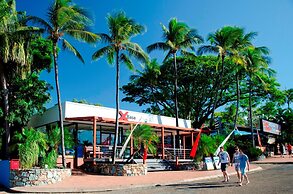 Base Airlie Beach Resort - Hostel