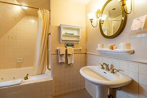Saddleback Inn