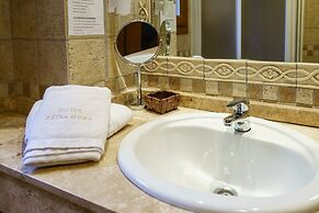 Hotel Boutique Reina Mora