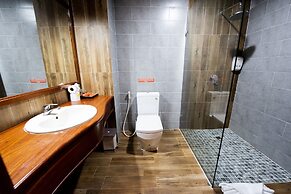 The Suite By Royal Crown Hotel