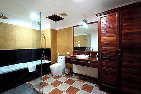 The Suite By Royal Crown Hotel