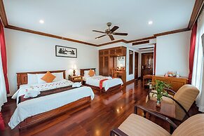 The Suite By Royal Crown Hotel