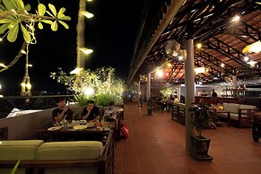 The Suite By Royal Crown Hotel