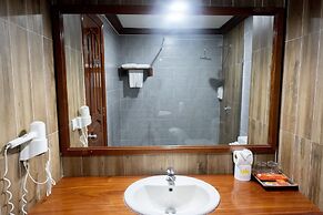 The Suite By Royal Crown Hotel