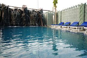 The Suite By Royal Crown Hotel