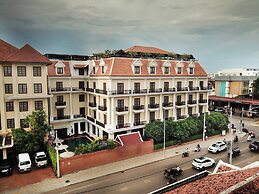 The Suite By Royal Crown Hotel