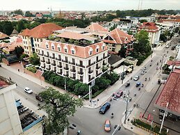 The Suite By Royal Crown Hotel